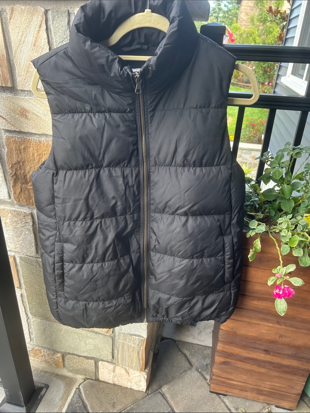 Women’s maternity Black Puffer Vest old navy